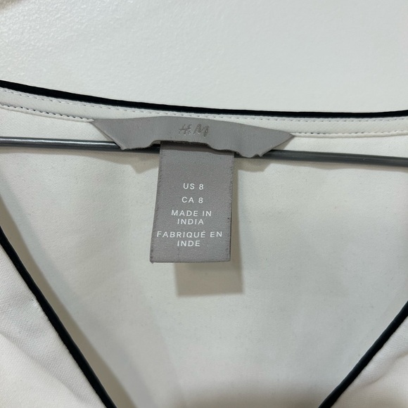 H&M V-NECK BLOUSE - Picture 3 of 3